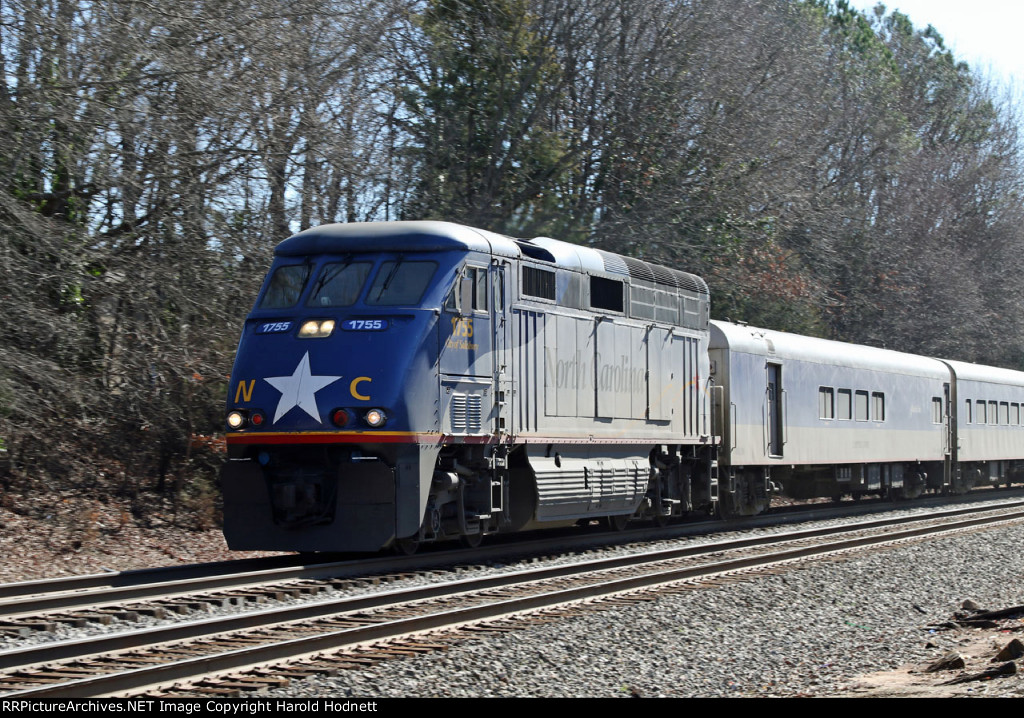 RNCX 1755 leads train 75 southbound